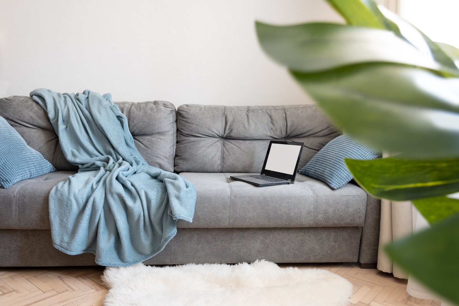 Weiche Fleecedecke liegt auf einem Sofa