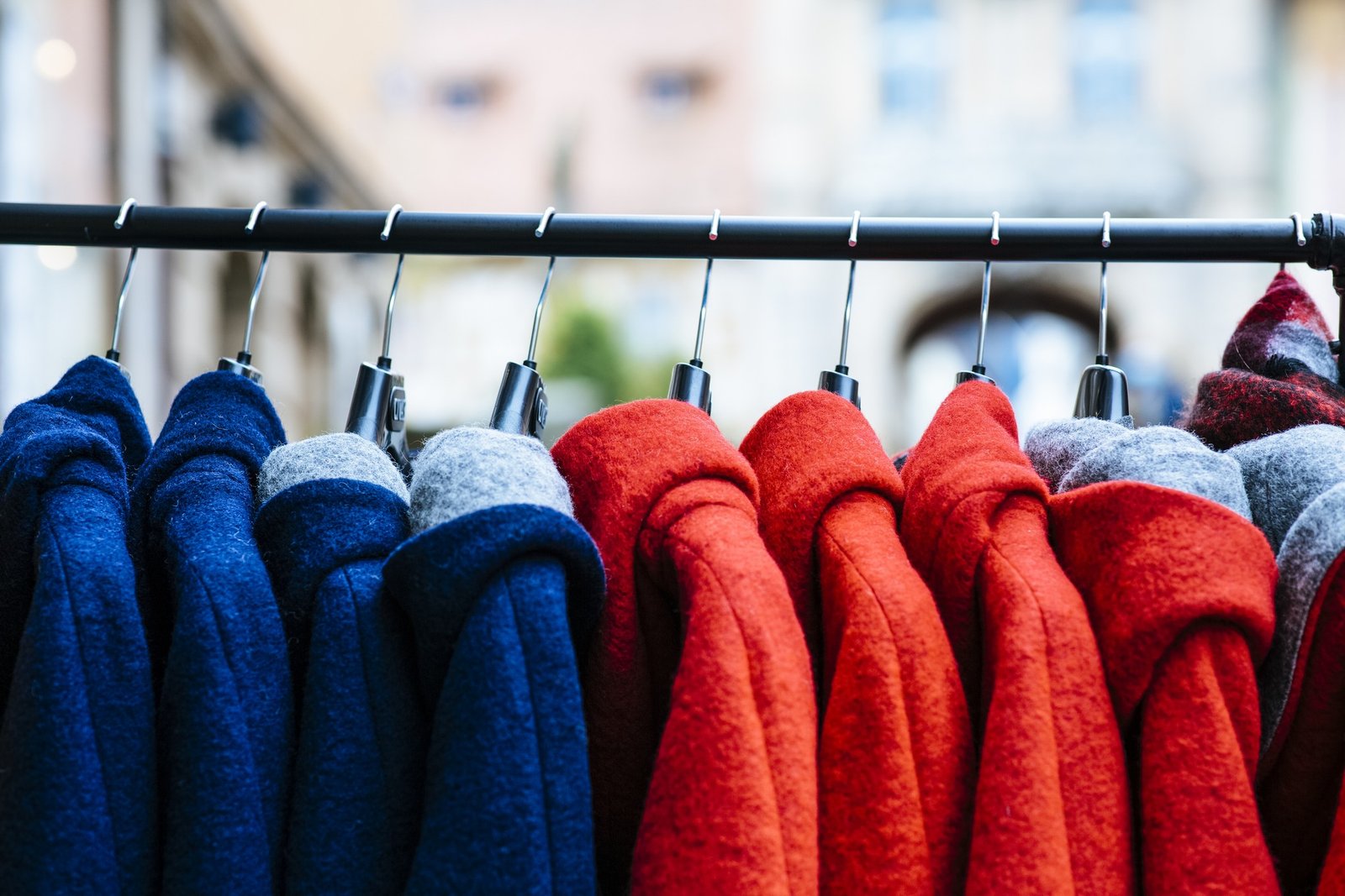 Fleecejacke hängt aufgebügelt an einem Haken