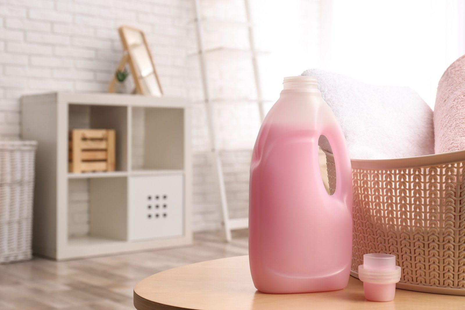 Weichspülerflasche neben Wäsche